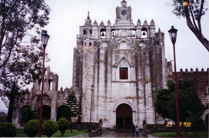 Ex-convento agustino y a la izquierda la capilla abierta, siglo XVI. Atlatlahucan, Morelos. 2002