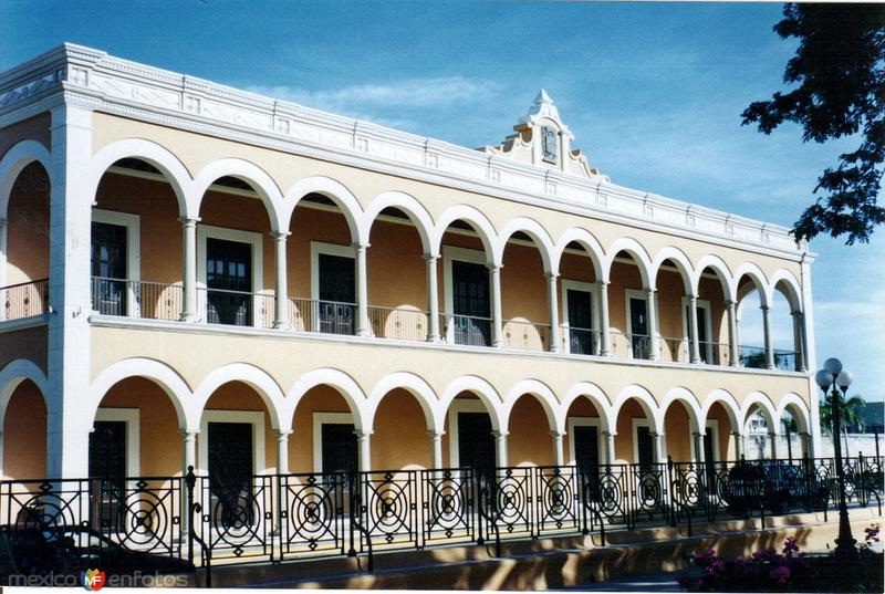 Portales de la biblioteca del estado. Campeche, Campeche. 2004
