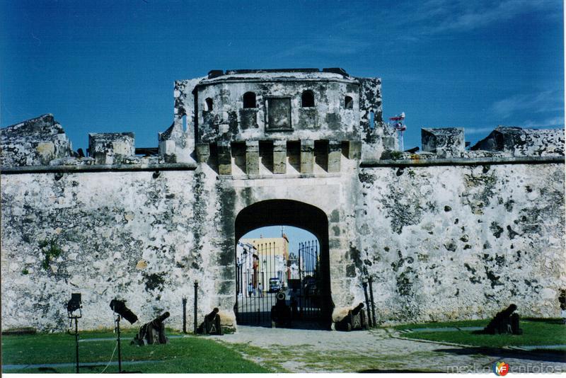 Puerta de Tierra y cañones del siglo XVIII. Campeche, Campeche. 2004