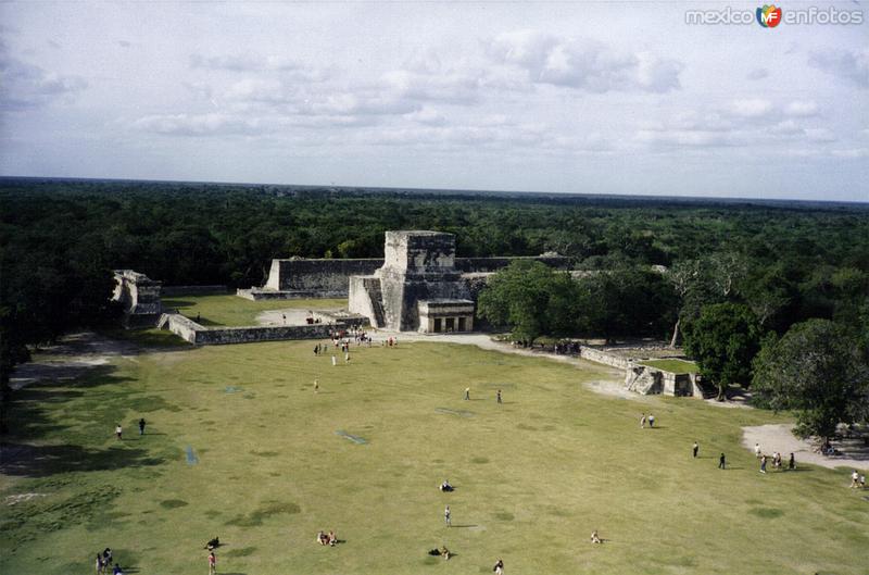 Vista hacia el juego de pelota. Chichén Itzá. 2000