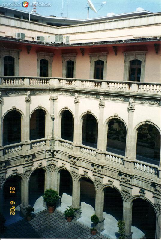 Arcos y patio central del palacio de gobierno, siglo XIX. Chihuahua, 2002