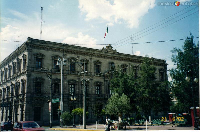 Plaza Hidalgo y palacio de gobierno. Chihuahua. 2002