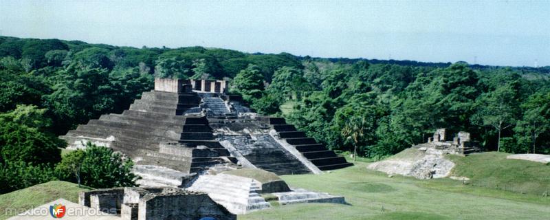 Zona arqueológica de Comalcalco, cultura maya. Tabasco. 2002