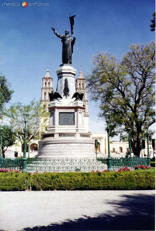 Monumento a Miguel Hidalgo y al fondo la parroquia de Dolores Hidalgo, Gto. 2000