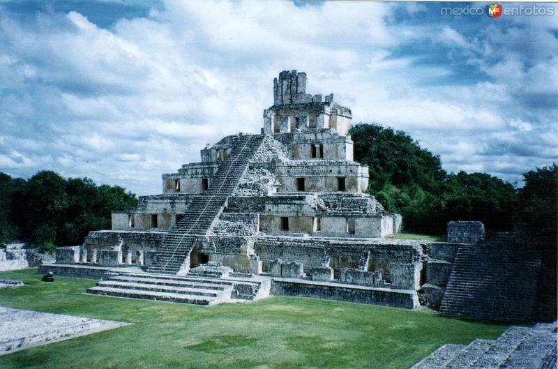 Edificio de los cinco pisos. Edzná, Campeche. 2004