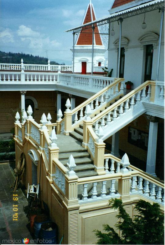 Palacio municipal de estilo porfirista, siglo XX. El Oro, Edo. de México. 2001