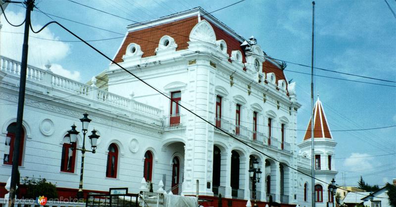 El palacio municipal, principios del siglo XX. El Oro, Edo de México. 2001