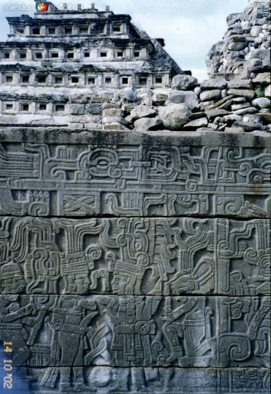 Relieves en piedra de la cultura totonaca. El Tajín, Veracruz. 2002