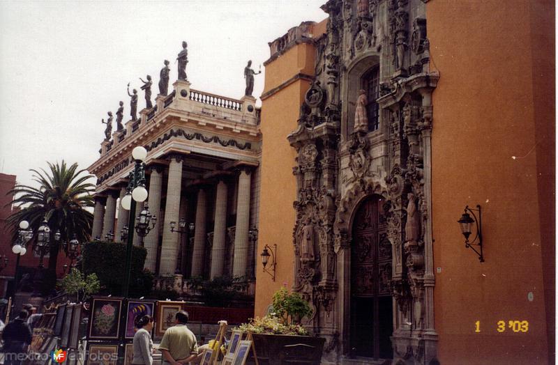 Templo de San Diego (siglo XVIII) y teatro Juárez. Guanajuato. 2003