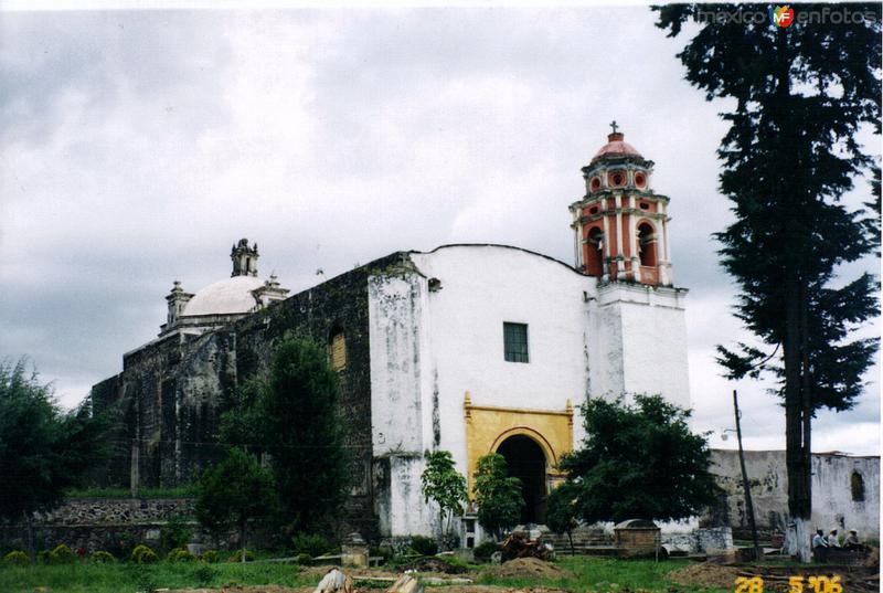 Cementerio en el atrio del ex-convento del siglo XVI. Hueyapan, Morelos. 2006
