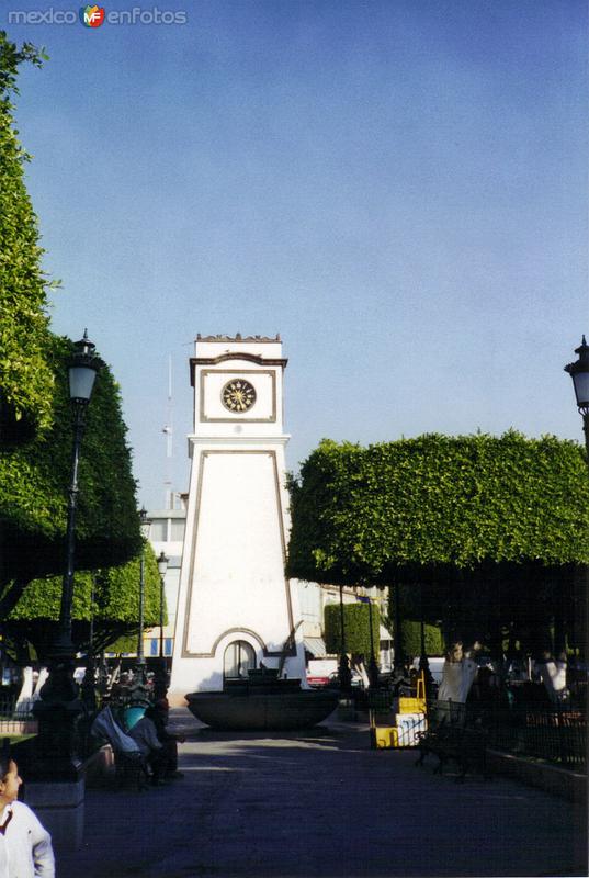 La torre del reloj en el jardín Hidalgo. Irapuato, Gto. 2001