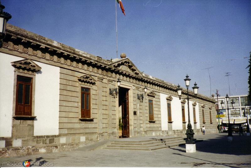 Fachada de estilo neoclásico del Palacio Municipal. Irapuato, Gto. 2001