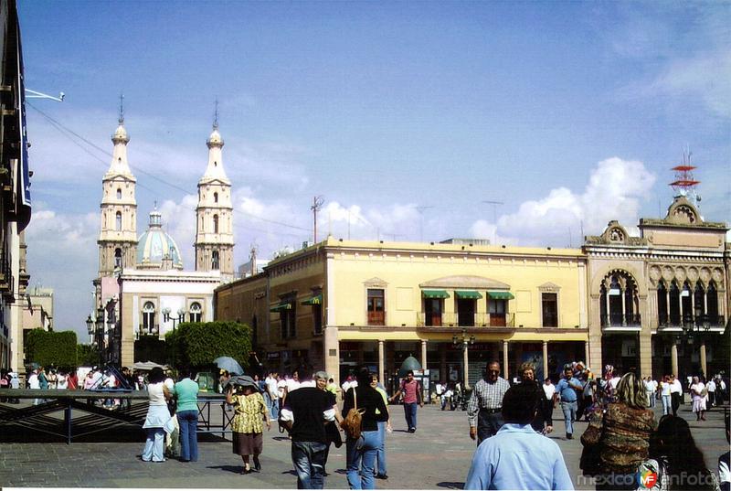 Plaza Fundadores y Catedral (1765). León, Gto. 2003