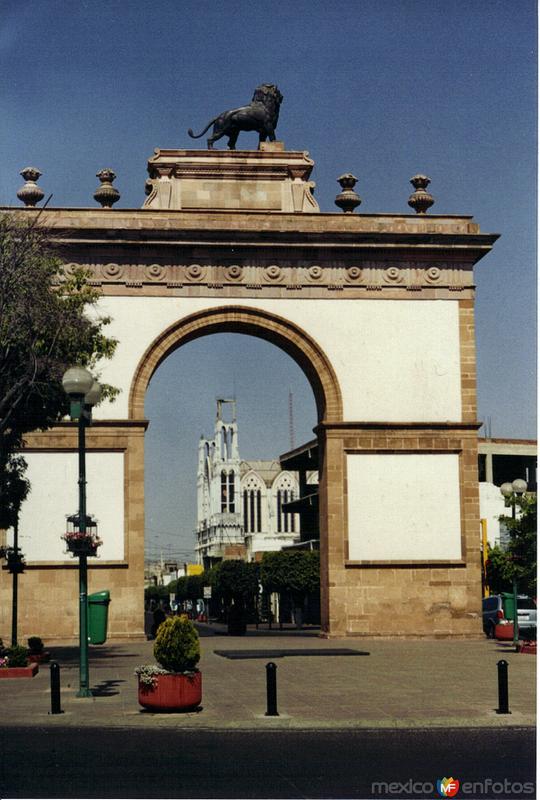 Arco triunfal y el templo Expiatorio. León de los Aldamas, Gto. 2005
