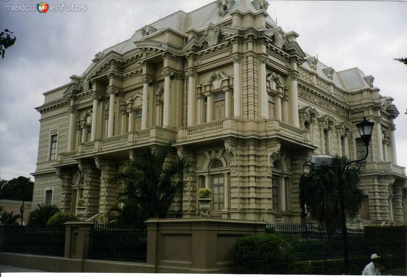 Palacio Cantón, de estilo renacentista frances. Mérida. 2000
