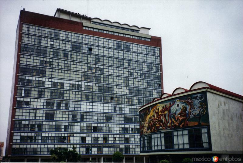 Mural y edificio de Ciudad Universitaria (1954). México, DF. 2000