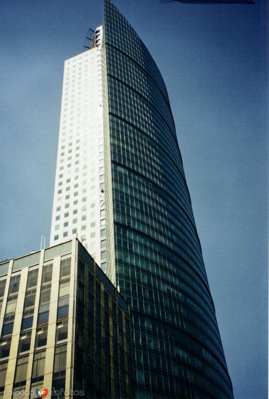La Torre Mayor (225 mts de altura) es el edificio mas alto de Latinoamérica. 2003