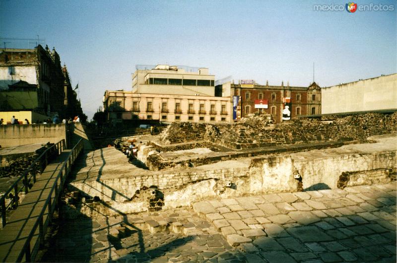 Ruinas del Templo Mayor y al fondo el antigüo Colegio de San Ildefonso. 1989