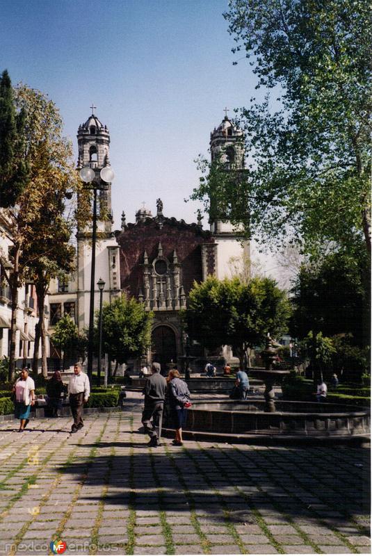 Plaza y Templo de la Santa Veracruz de estilo barroco (1730). DF. 2005