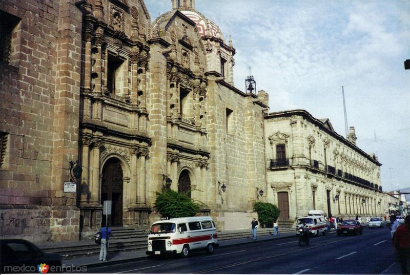 Templo de las Monjas (1729) y Av. Francisco I. Madero. Morelia. 2001