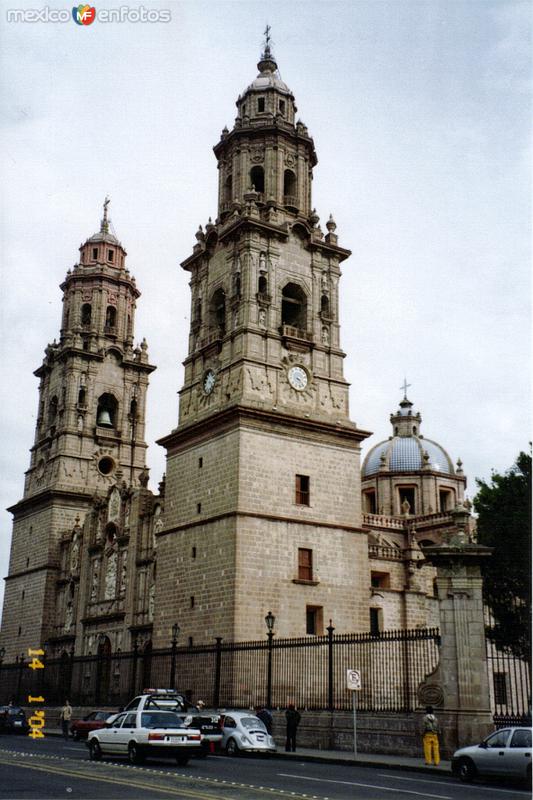 Catedral (1640) y Av. Francisco I. Madero. Morelia, 2004