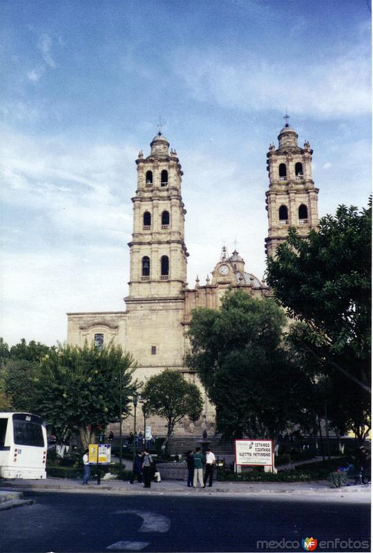 De estilo barroco el Templo de San José (1760). Morelia. 2001