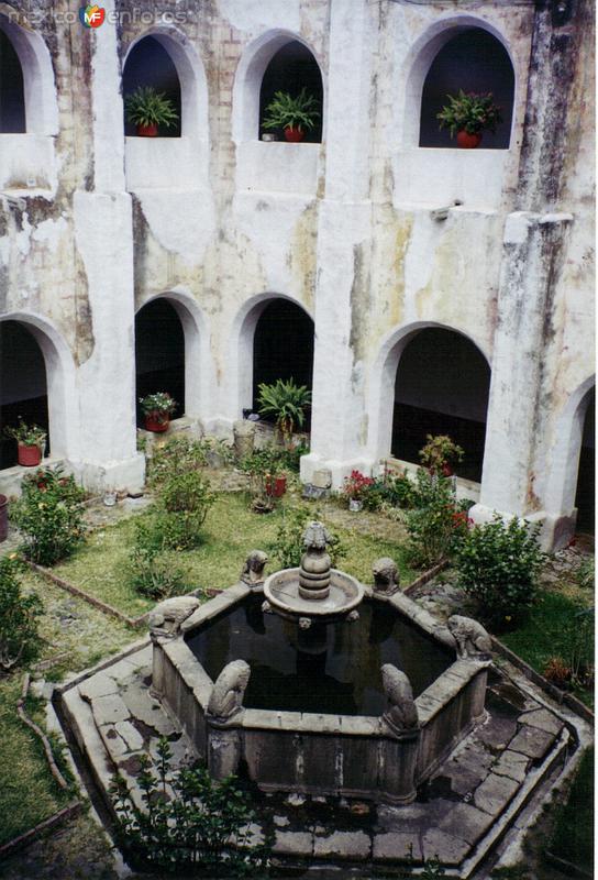 Fuente y claustro del siglo XVI. Ex-convento de Ocuituco, Morelos. 2004