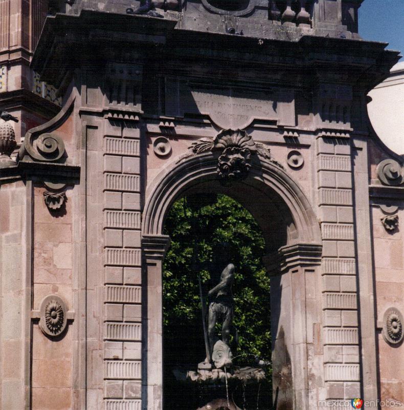 Fuente de Neptuno (1797). Santiago de Querétaro, Qro. 2002