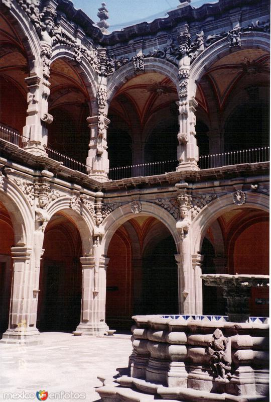 Fuente y claustro del ex-convento de San Agustín (Siglo XVIII). Querétaro. 2005