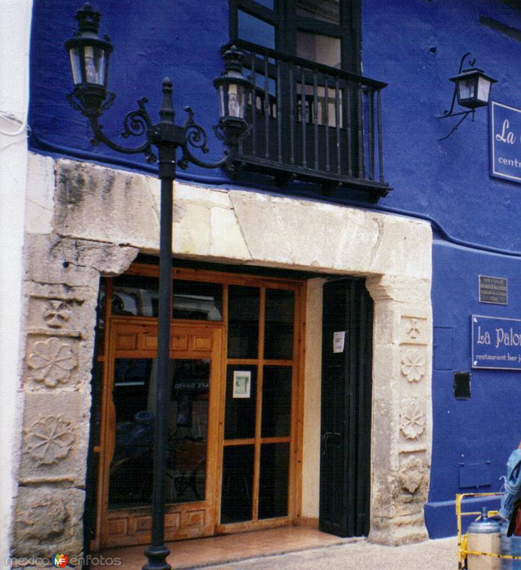 Fachada colonial con marco de cantera (Hoy restaurante La Paloma). San Cristobal. 2003