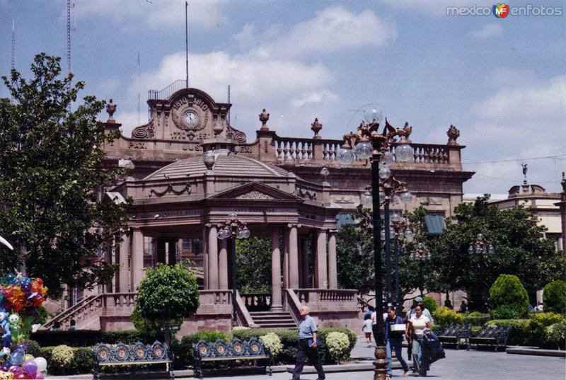 Kiosco y Palacio de Gobierno (siglo XVIII). San Luis Potosí. 2003