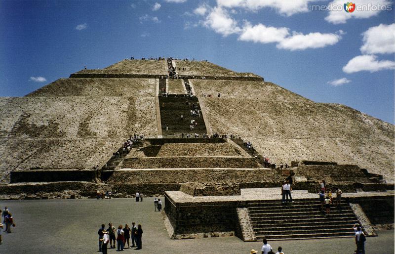 La Pirámide del Sol. Zona arqueológica de Teotihuacán. 1994