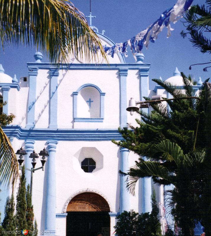 Templo de Santa María de la Candelaria (Siglo XVII). Tuxtla Chico. 2000