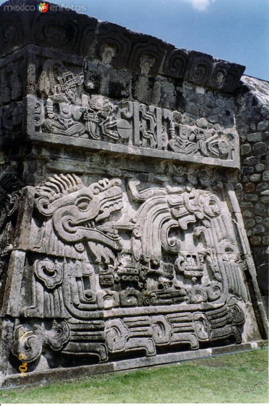 Relieve de la pirámide de la serpiente emplumada. Xochicalco. 2004