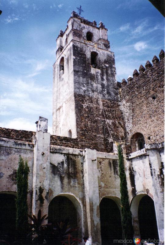 Torre y claustro del ex-convento agustino del siglo XVI. Yecapixtla. 2004