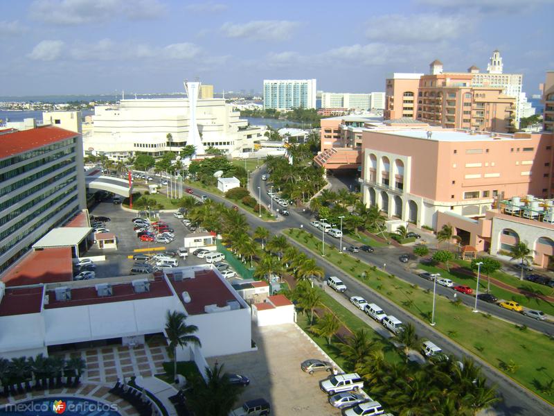 Plaza Caracol y la zona hotelera de Punta Cancún. Abril/ 2011