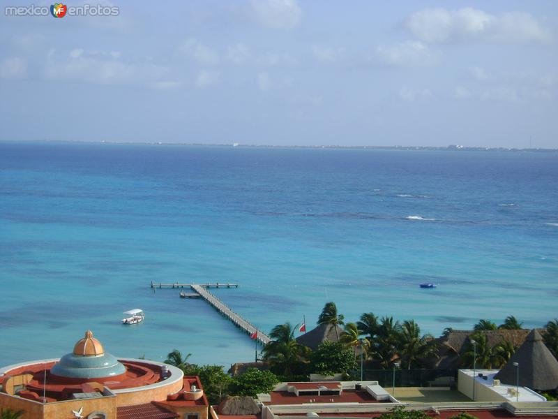 El mar caribe en Punta Cancún y al fondo Isla Mujeres. Abril/2011