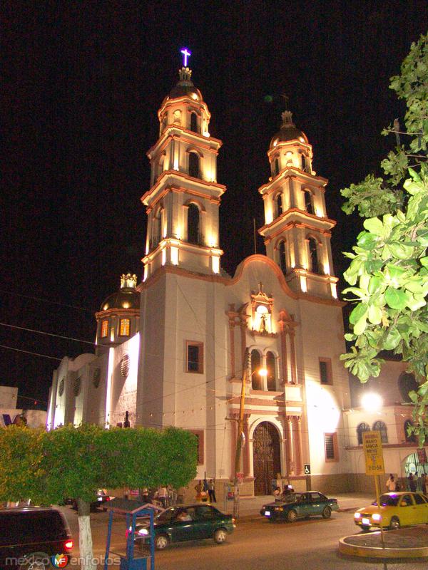 LA IGLECIA SAN ANTONIO de noche