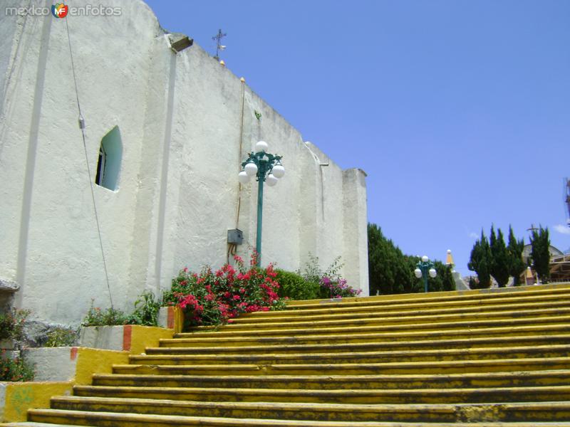 Fachada lateral de la parroquia de San Bartolomé Tenango. Junio/2011