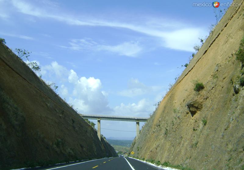 Viaducto sobre la autopista Puebla-Jantetelco. Junio/2011