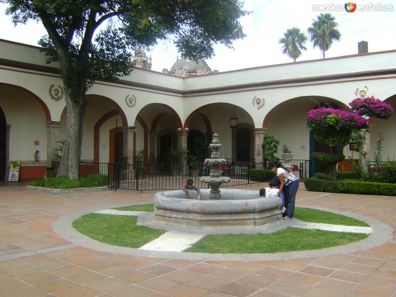 Fuente y patio de la Ex-hacienda Juriquilla. Octubre/2011