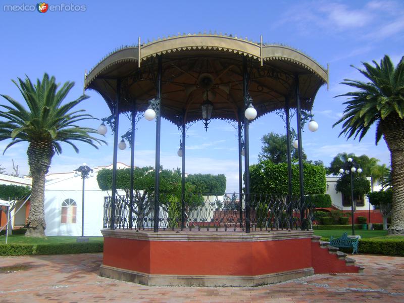 Kiosco de hierro forjado en la Ex-hacienda de Juriquilla. Octubre/2011