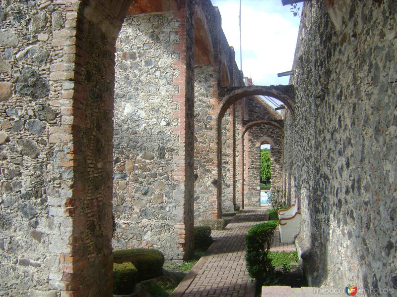 Acueducto y contrafuertes. Ex-hacienda de Juriquilla, Querétaro