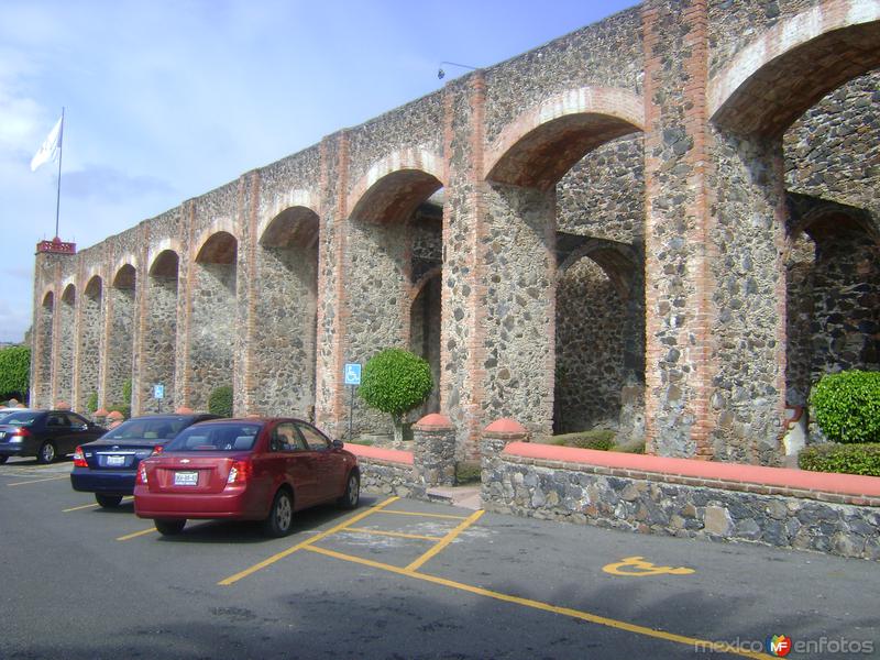 Los arcos del Acueducto de la Ex-hacienda Juriquilla. Siglo XVIII.