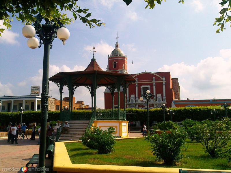 Iglesia y plaza de Acaponeta