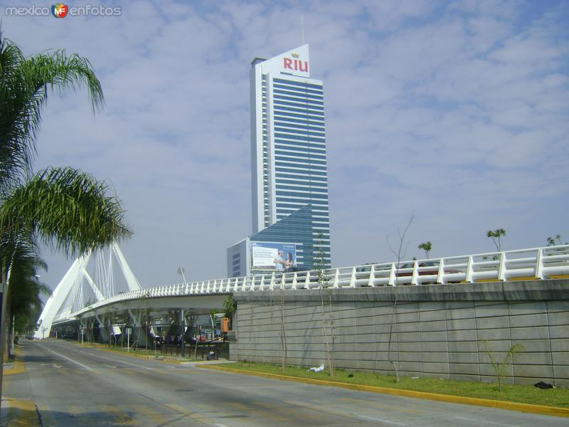 Blvd. Lázaro Cárdenas y el Hotel Riu. Guadalajara. Octubre/2011