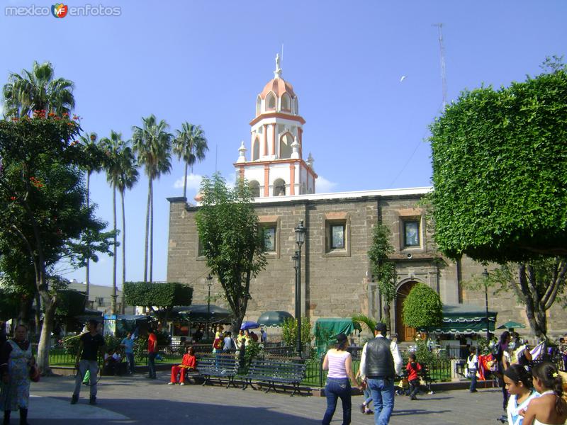 Plaza Central y Templo de San Pedro. Tlaquepaque. Octubre/2011