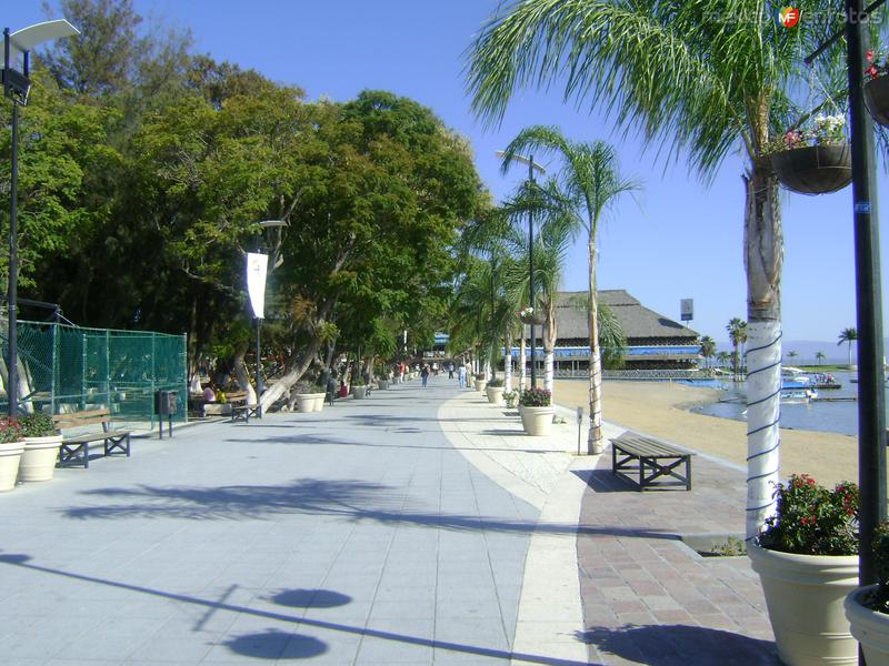 Malecón del Lago de Chapala y el Restaurante "El Guayabo". Noviembre/2011