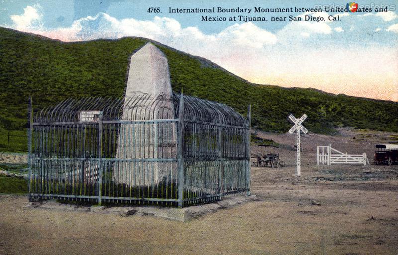 Monumento en la línea divisoria entre México y los Estados Unidos