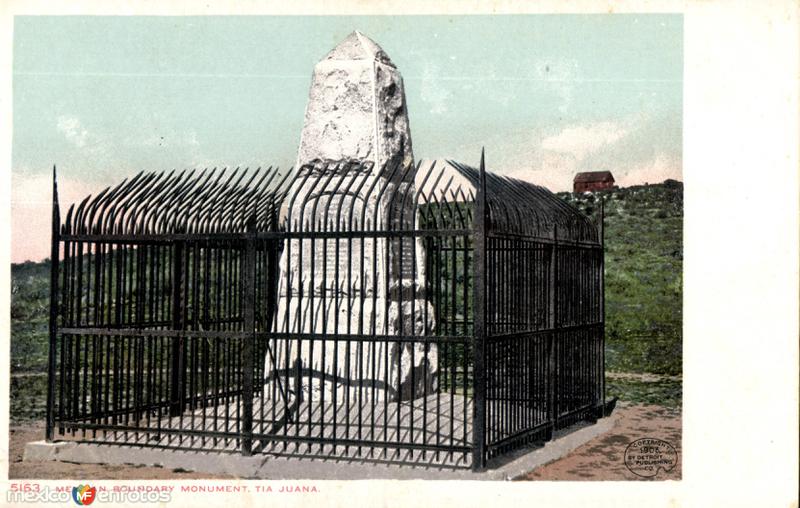 Monumento en la línea divisoria entre México y los Estados Unidos